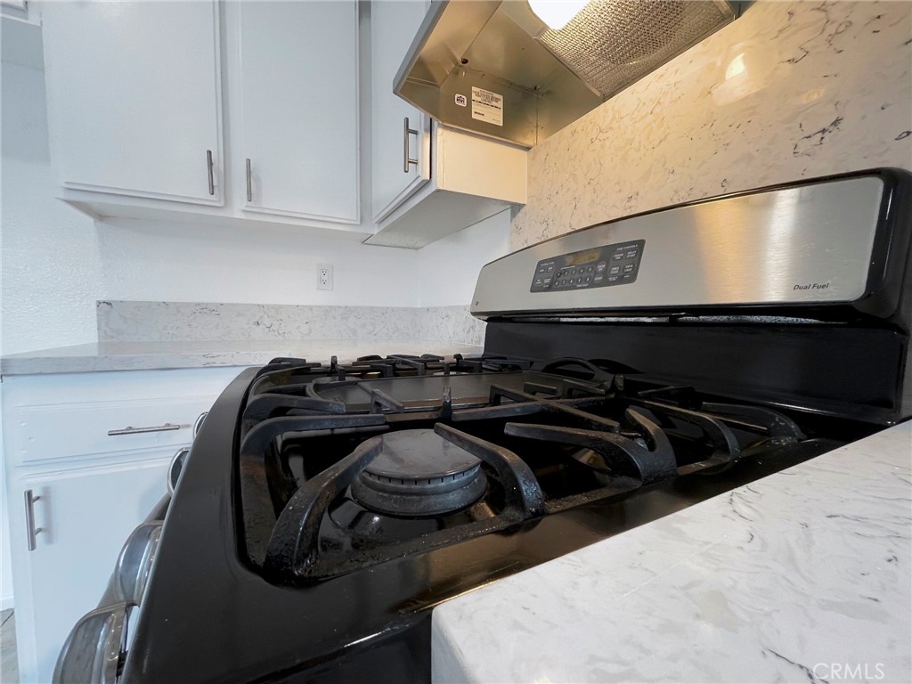 6817 Glendale Avenue Riverside, CA 92503 - Photo 4 of 12 Stove