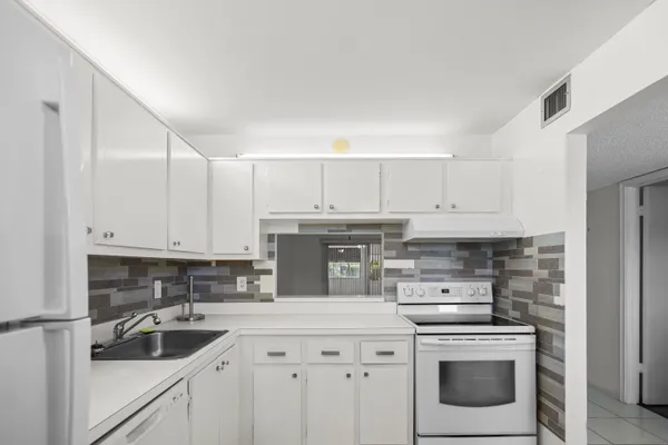 $2,000 | 2500 Fiore Way, Unit 103, Delray Beach, FL 33445