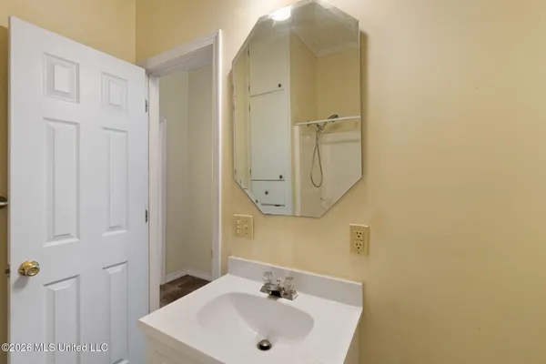 $1,000 | 2 West Lakeview Drive, Unit 4, Columbia, MS 39429