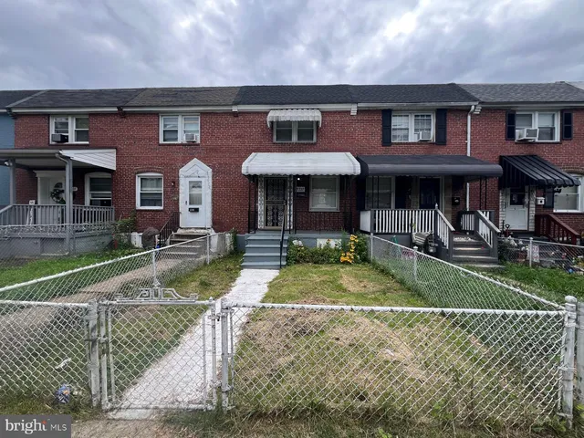 a front view of house with yard
