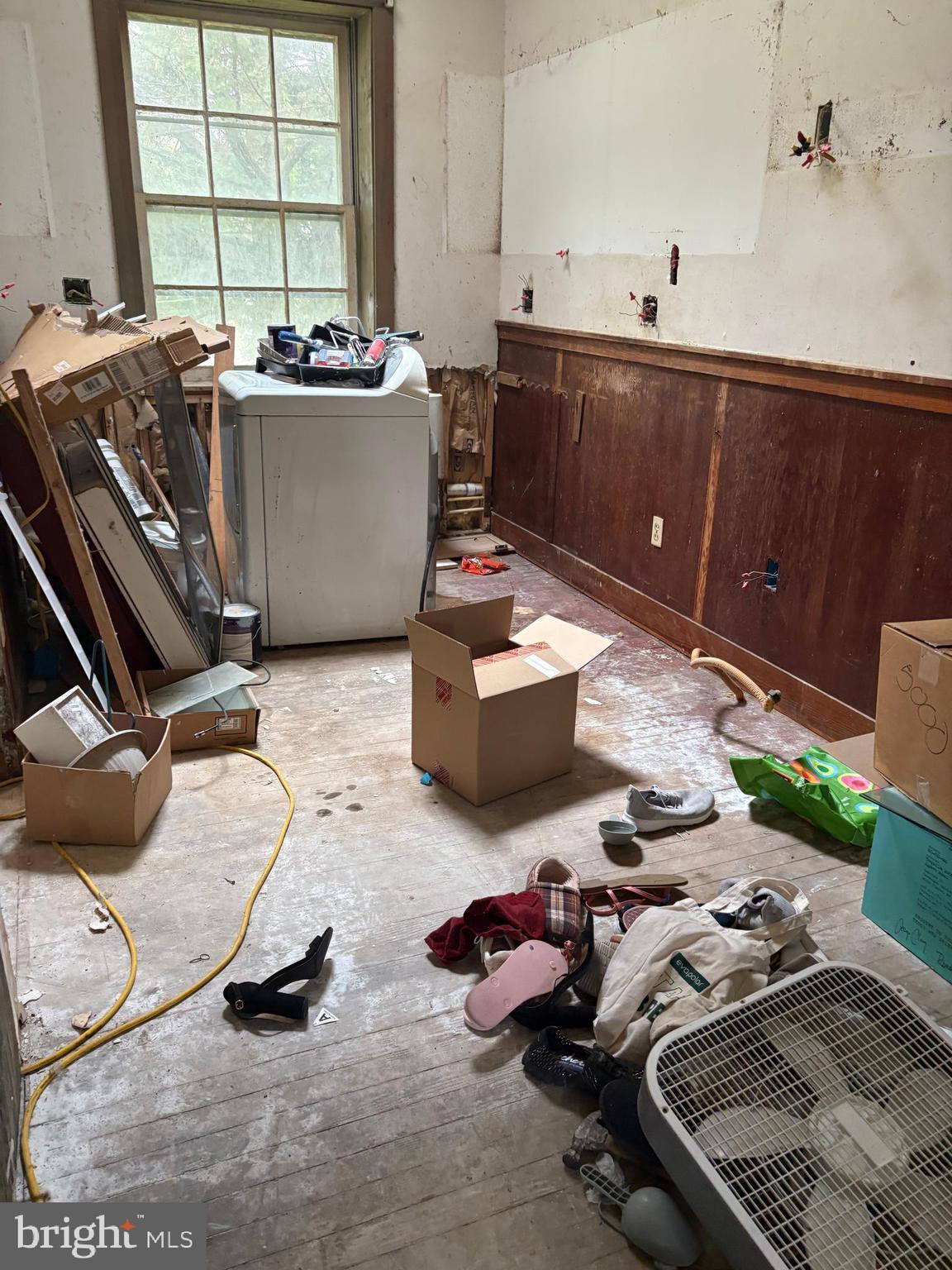 309 South Main Street Hurlock, MD 21643 - Photo 28 of 53 a room with furniture and a window