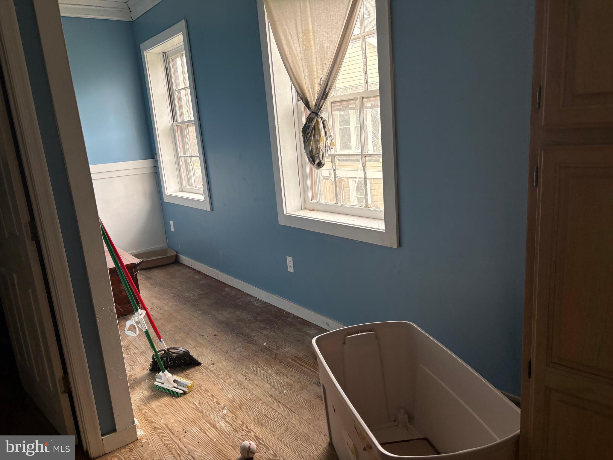 309 South Main Street Hurlock, MD 21643 - Photo 30 of 53 a room with windows and tub