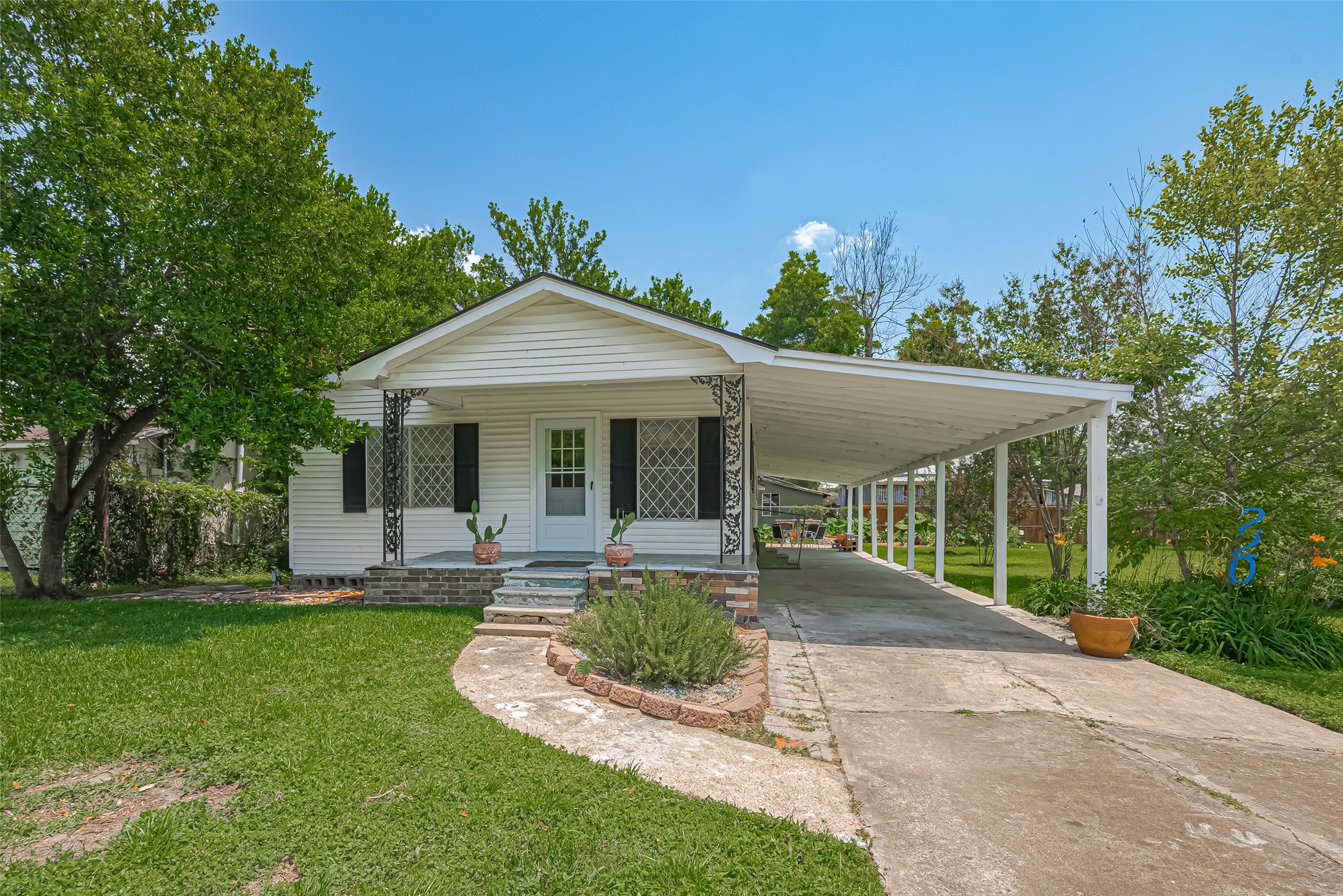 220 Palmyra Street Houston, TX 77022 - Photo 1 of 12