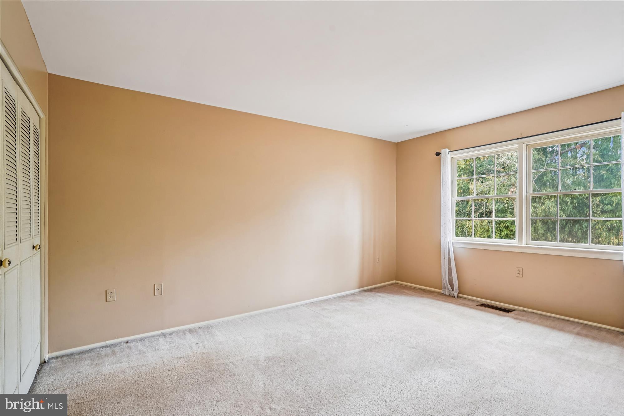 880 Azalea Drive, Unit 22880 Rockville, MD 20850 - Photo 15 of 39 an empty room with a window