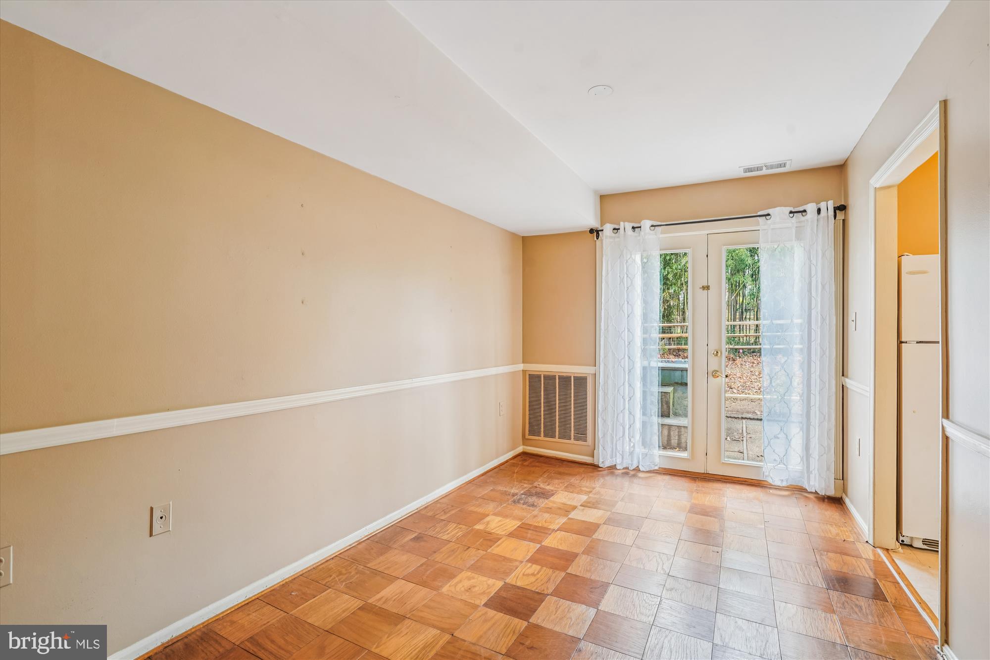 880 Azalea Drive, Unit 22880 Rockville, MD 20850 - Photo 6 of 39 a view of an empty room with a window