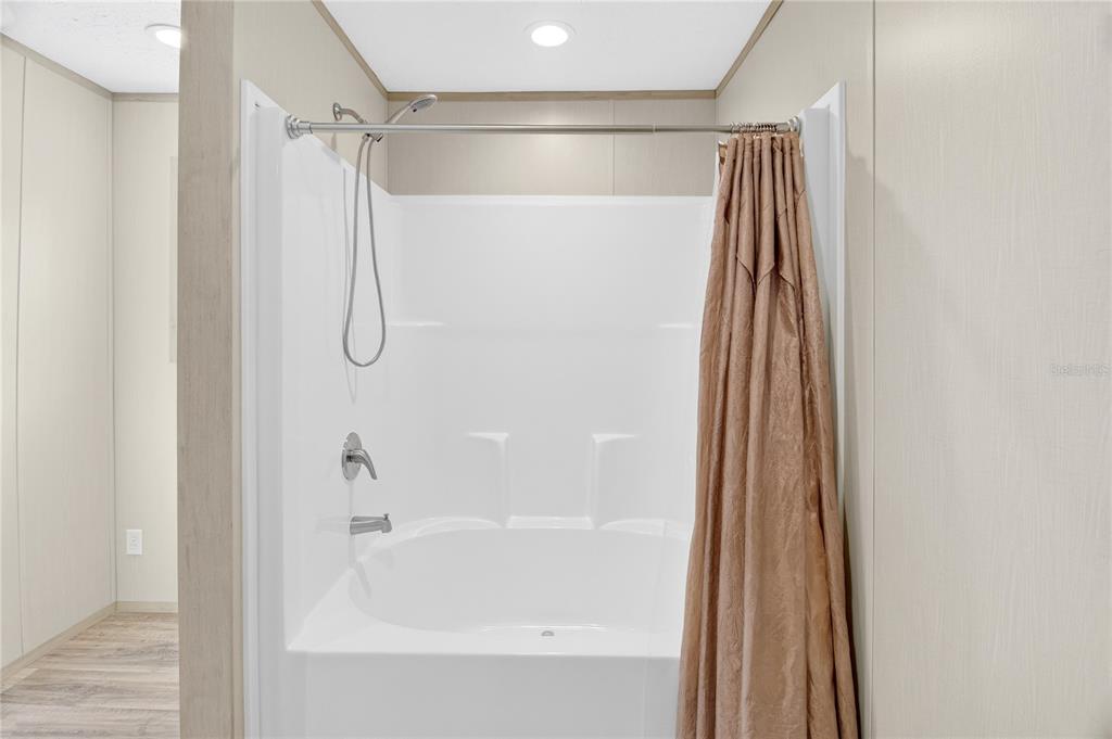 5570 Northeast 76th Avenue High Springs, FL 32643 - Photo 16 of 31 a bathroom with a shower and a tub