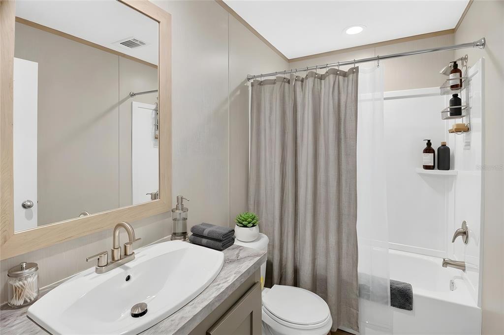 5570 Northeast 76th Avenue High Springs, FL 32643 - Photo 20 of 31 a bathroom with a sink a toilet and shower