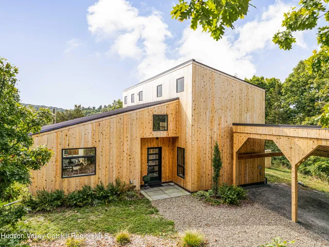 a view of a house with backyard and garden