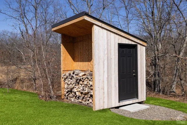a picture of a bench in a floor window
