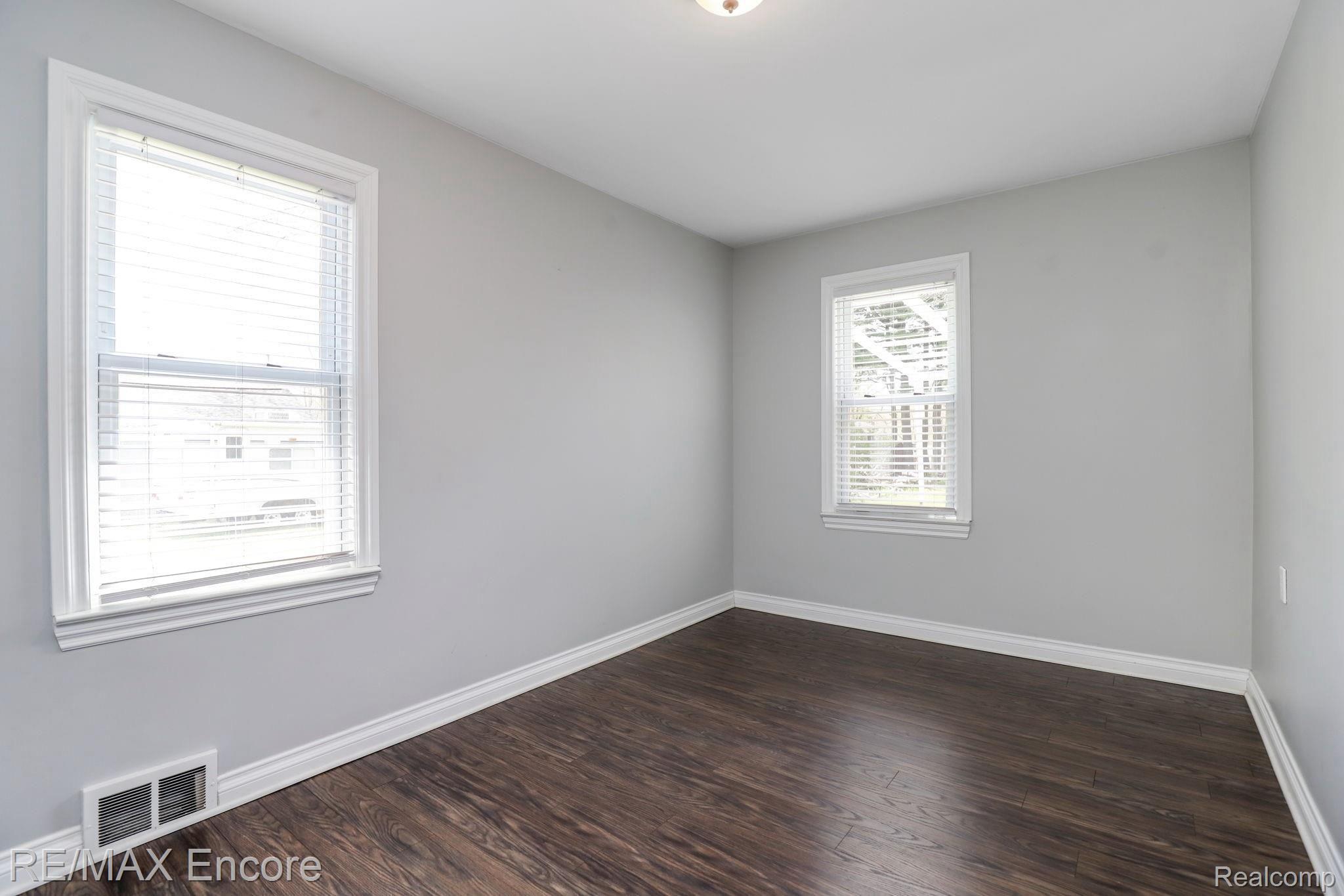 622 Pine Tree Road Lake Orion, MI 48362 - Photo 18 of 28 Master Bedroom