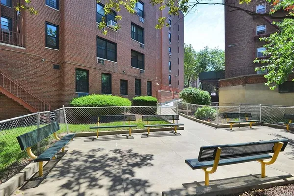 $2,400 | 139-15 83rd Avenue, Unit 717 | Briarwood