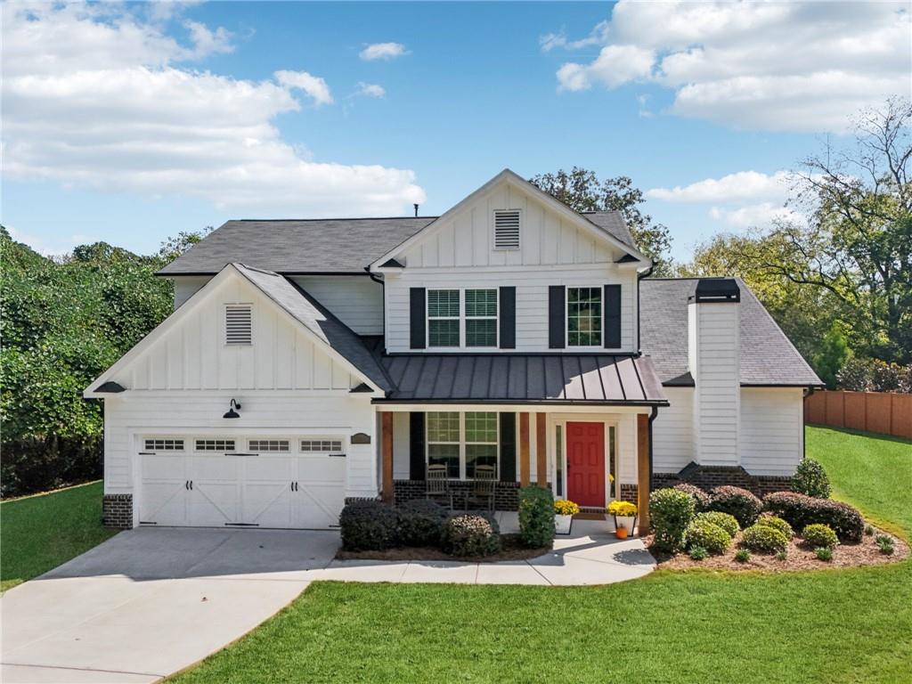a view of a house with a yard