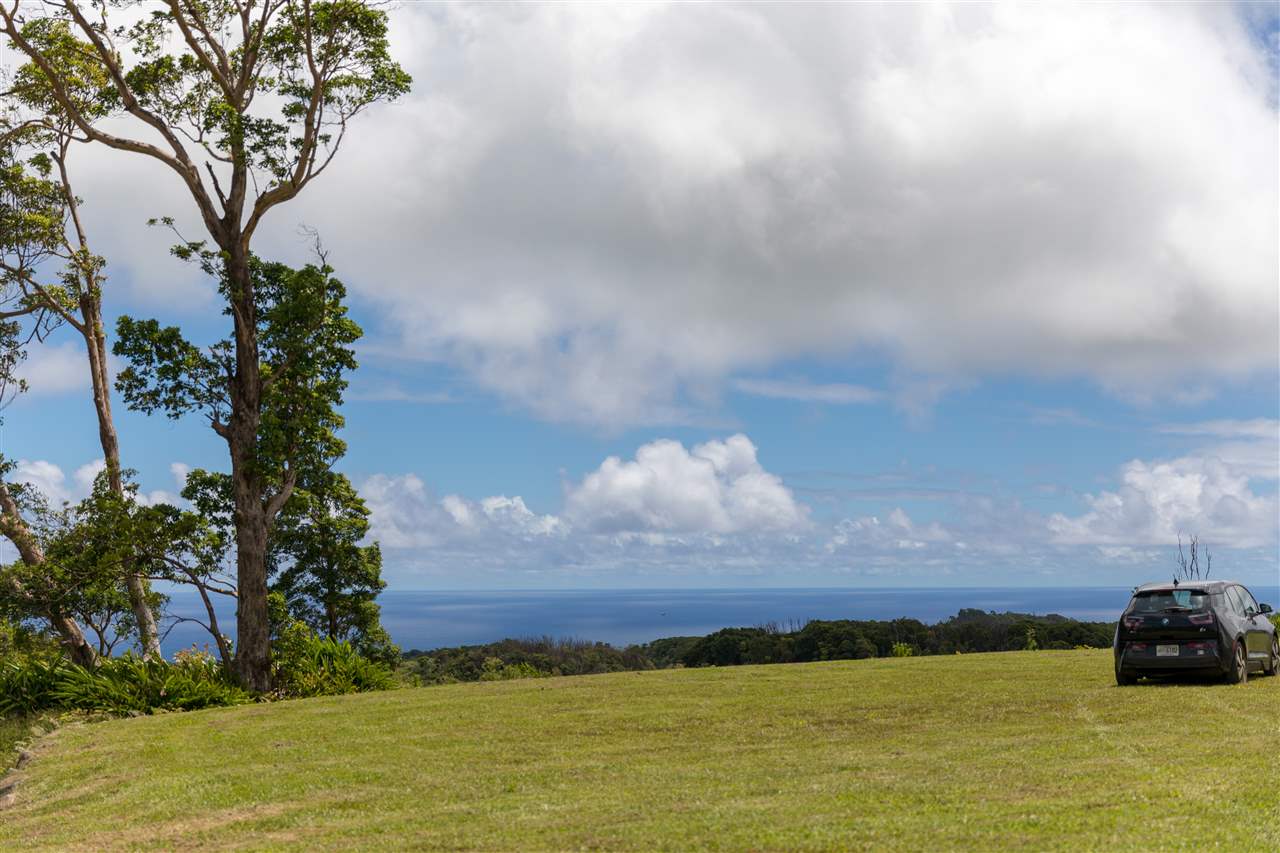 549 Burns Road Haiku, HI 96708 - Photo 5 of 22 a view of an ocean and beach