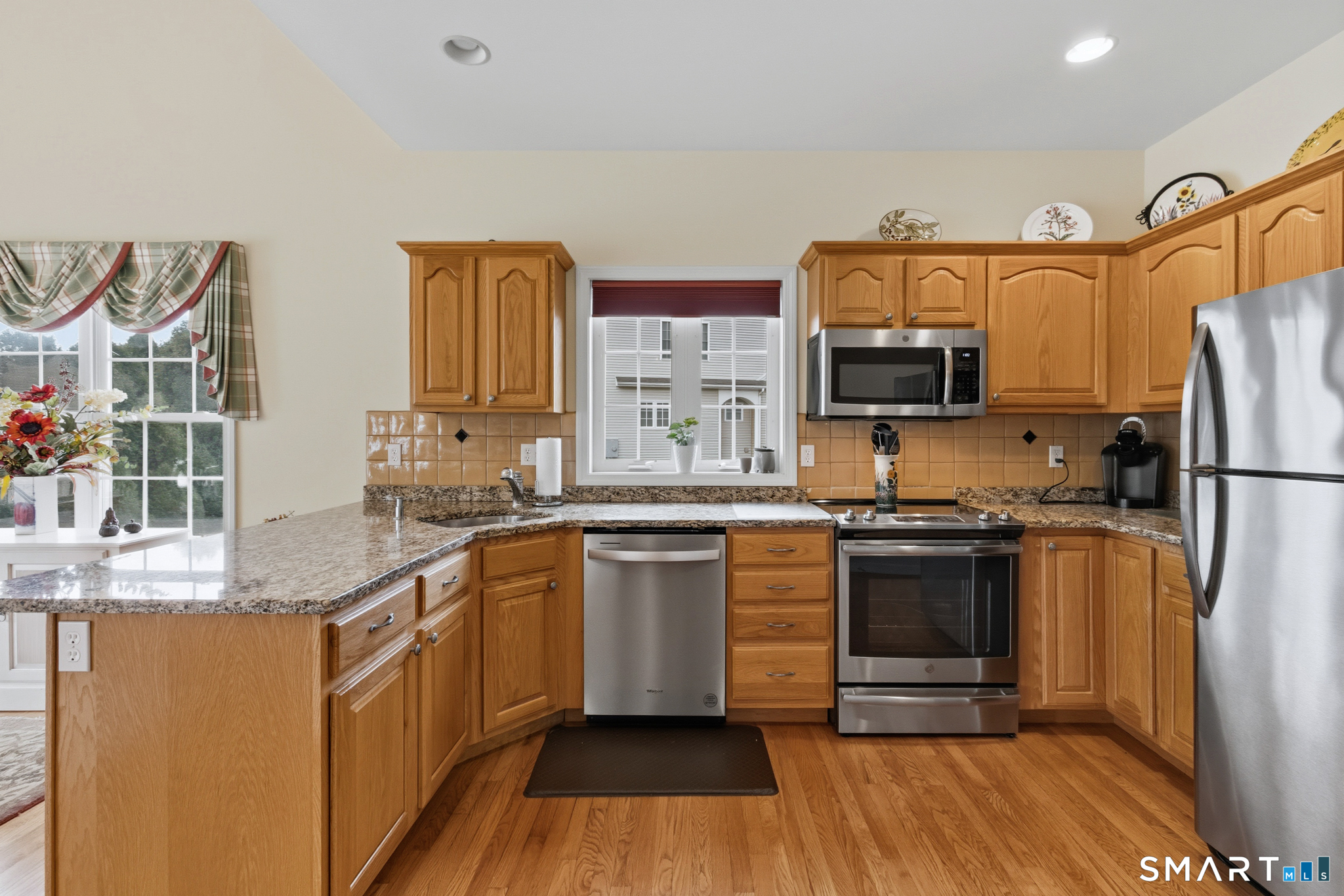 8 Old Barn Road, Unit 8 East Windsor, CT 06088 - Photo 2 of 3