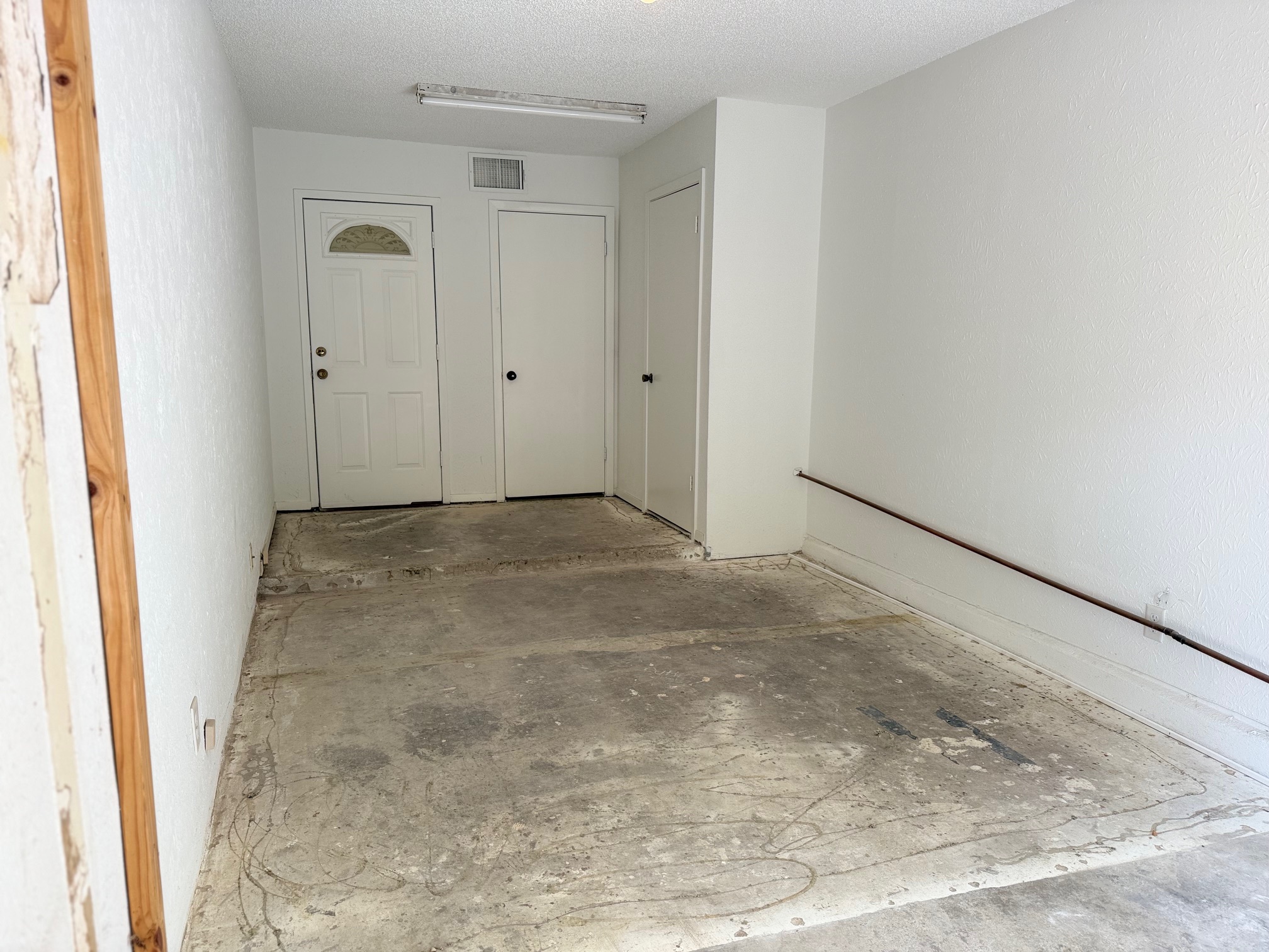 906 Silver Quail Lane Austin, TX 78758 - Photo 28 of 33 Hallway featuring a textured ceiling and concrete floors