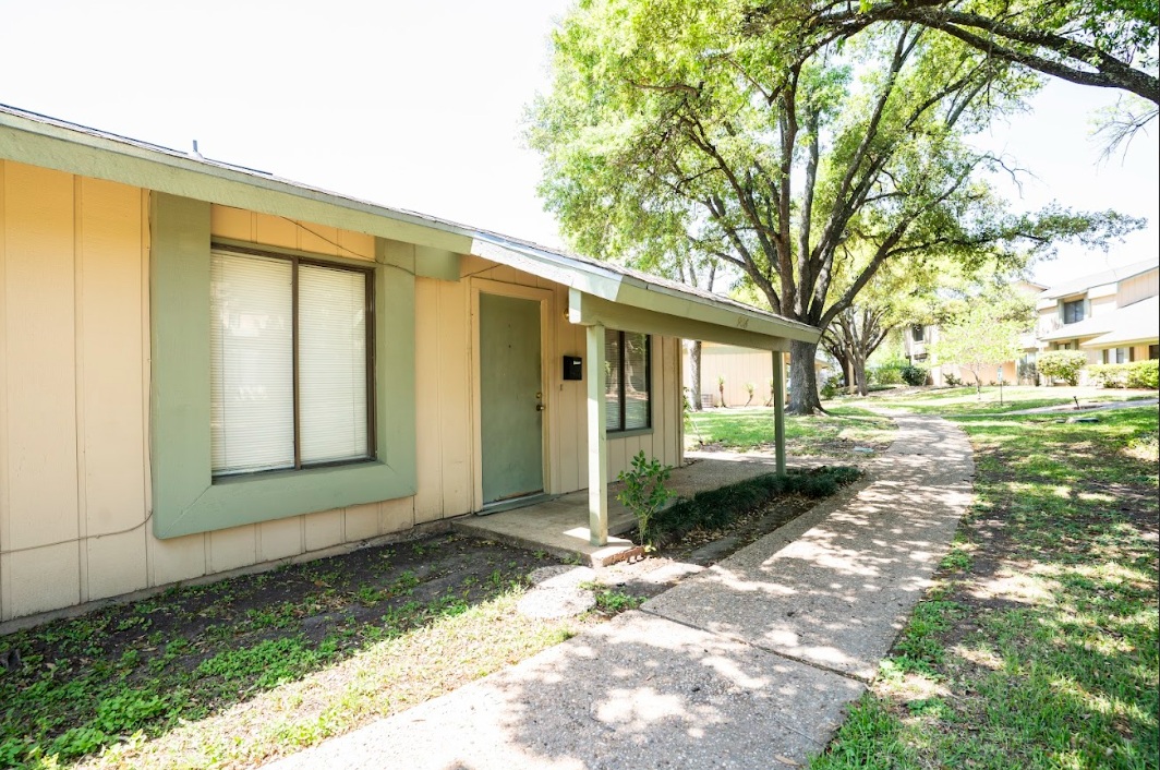 906 Silver Quail Lane Austin, TX 78758 - Photo 3 of 33 Entrance to property with covered porch