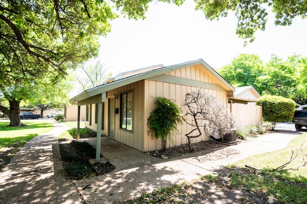906 Silver Quail Lane Austin, TX 78758 - Photo 4 of 33 View of property exterior