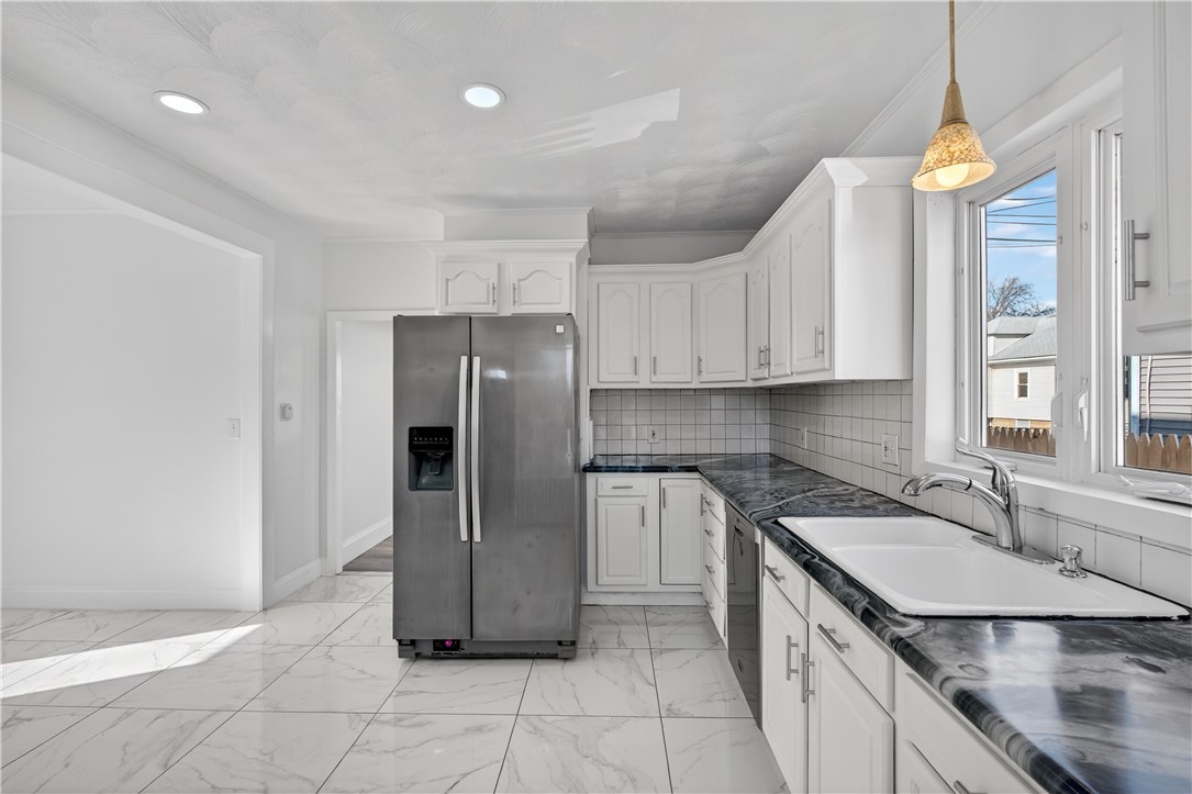 52 Sumner Avenue Cranston, RI 02920 - Photo 5 of 20