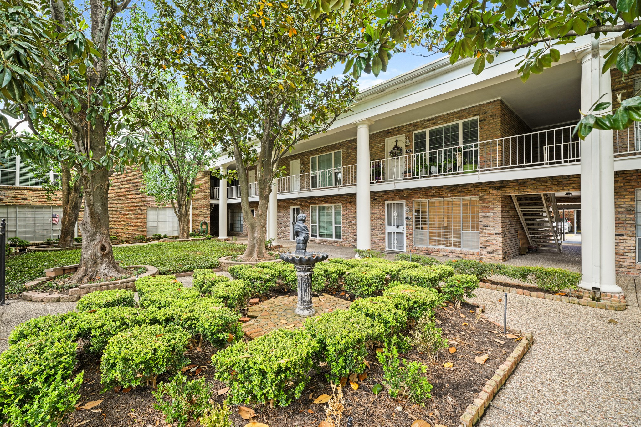 2201 Fountain View Drive, Unit 25 Houston, TX 77057 - Photo 12 of 12 front view of a house with a yard