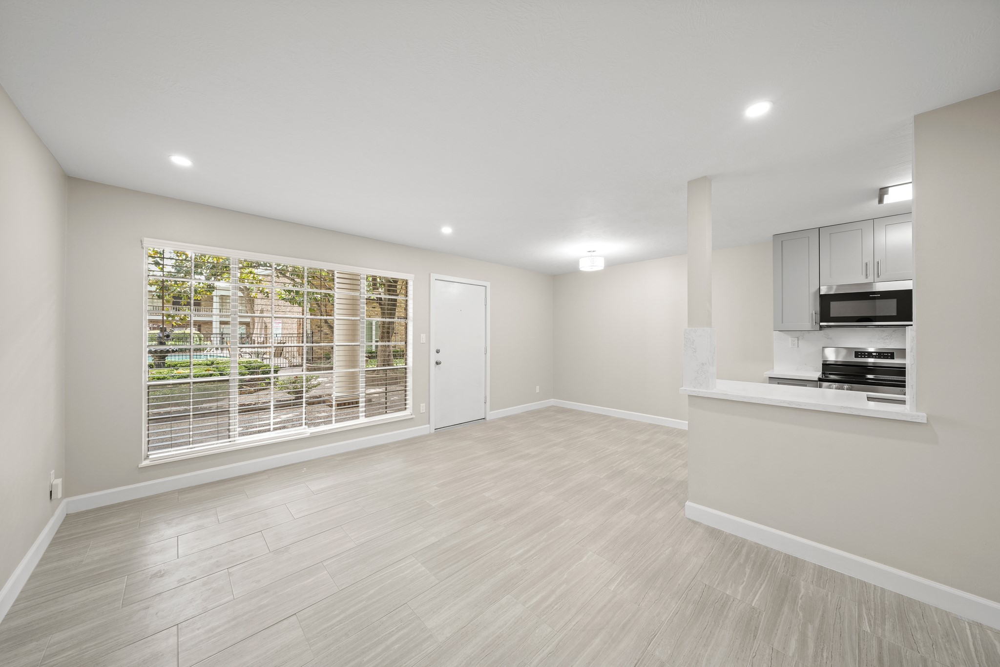2201 Fountain View Drive, Unit 25 Houston, TX 77057 - Photo 5 of 12 a view of an empty room with a window