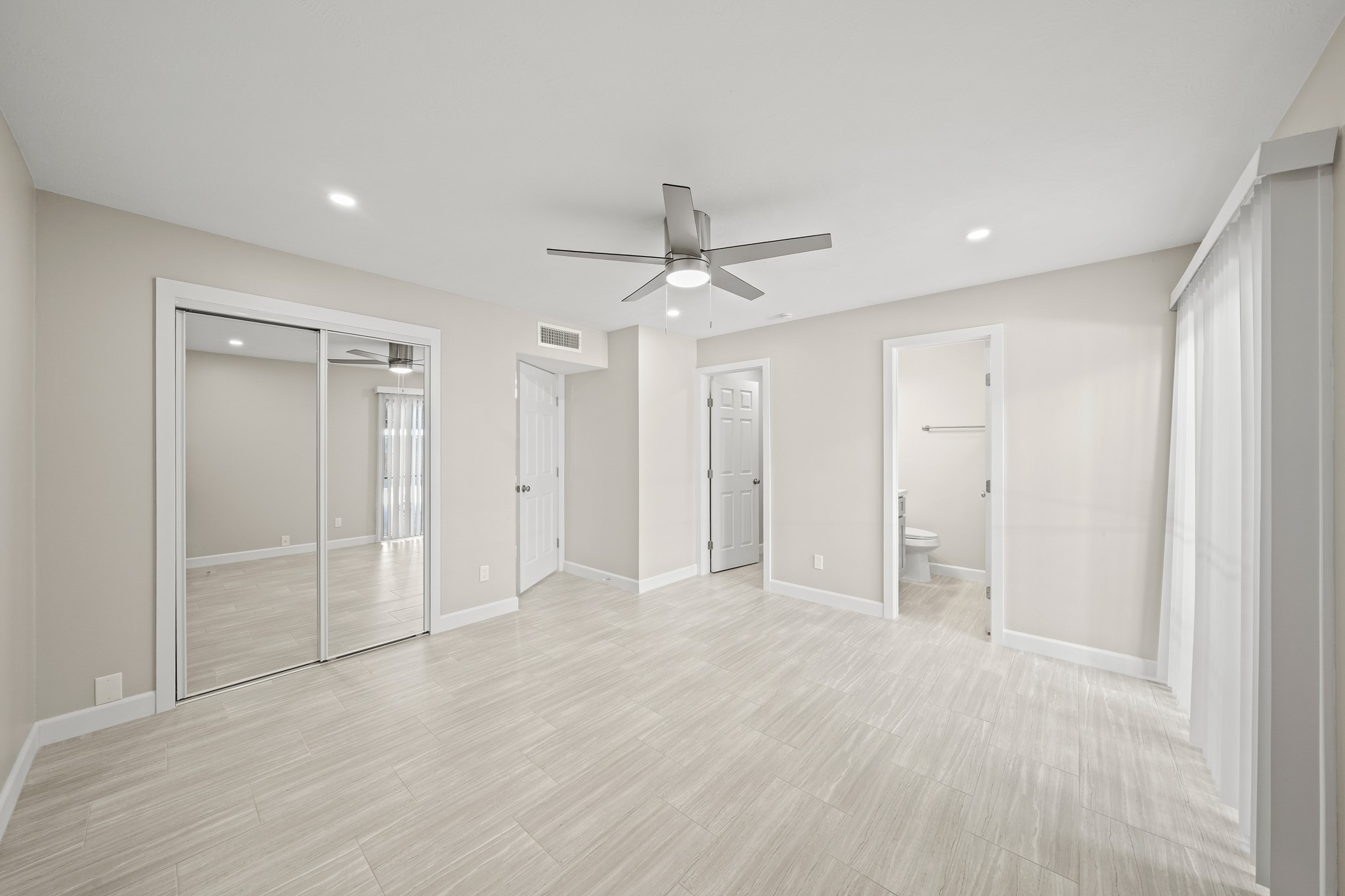 2201 Fountain View Drive, Unit 25 Houston, TX 77057 - Photo 7 of 12 a view of an empty room