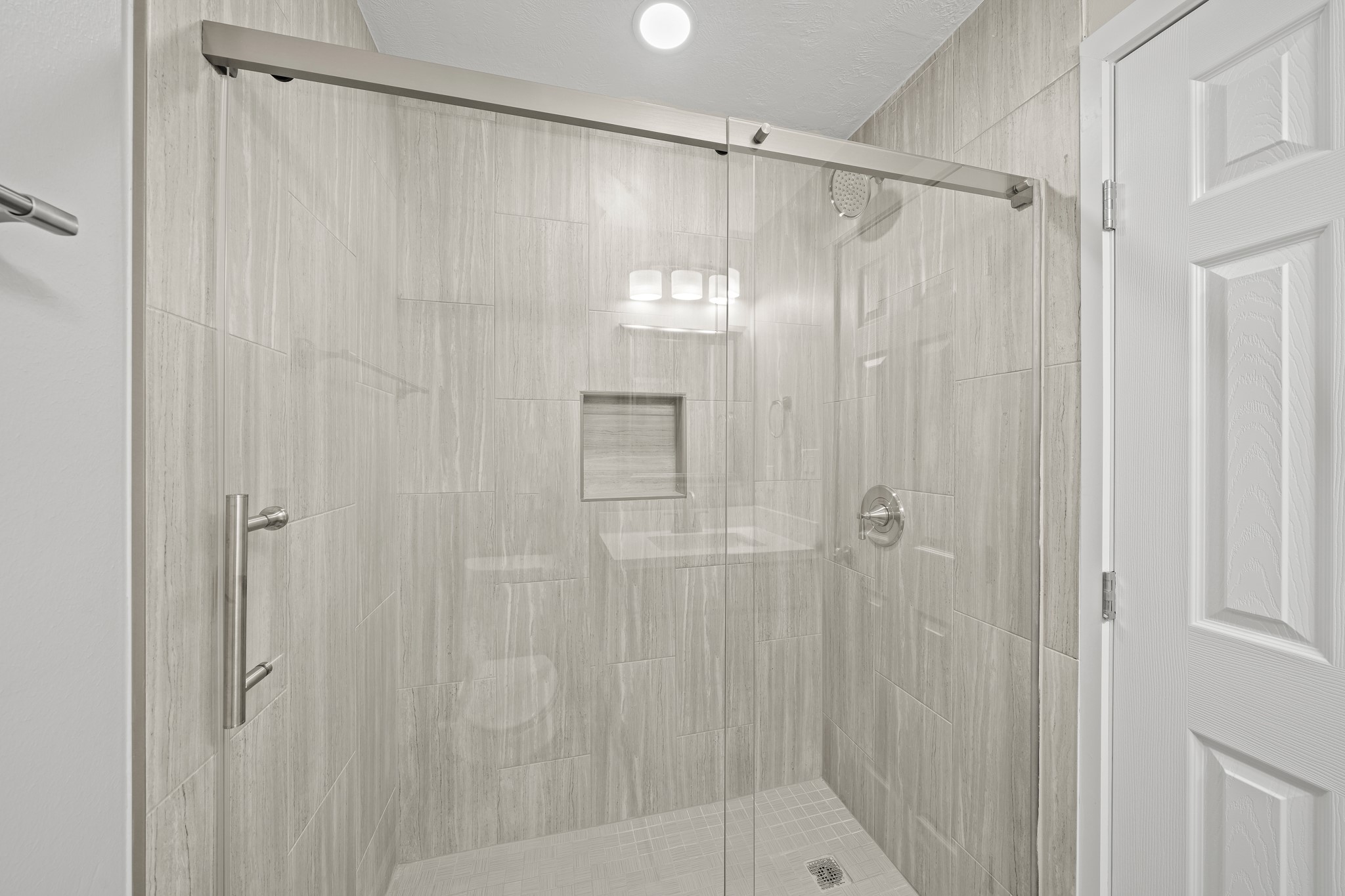 2201 Fountain View Drive, Unit 25 Houston, TX 77057 - Photo 10 of 12 a bathroom that has a glass shower door