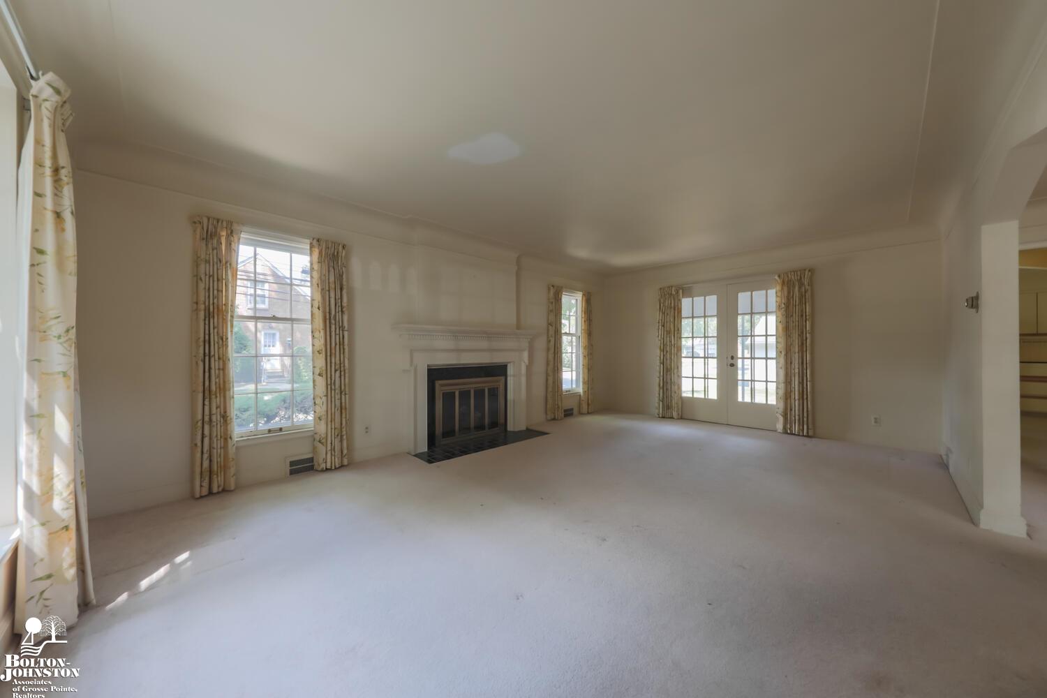 834 Hawthorne Road Grosse Pointe Woods, MI 48236 - Photo 4 of 23
