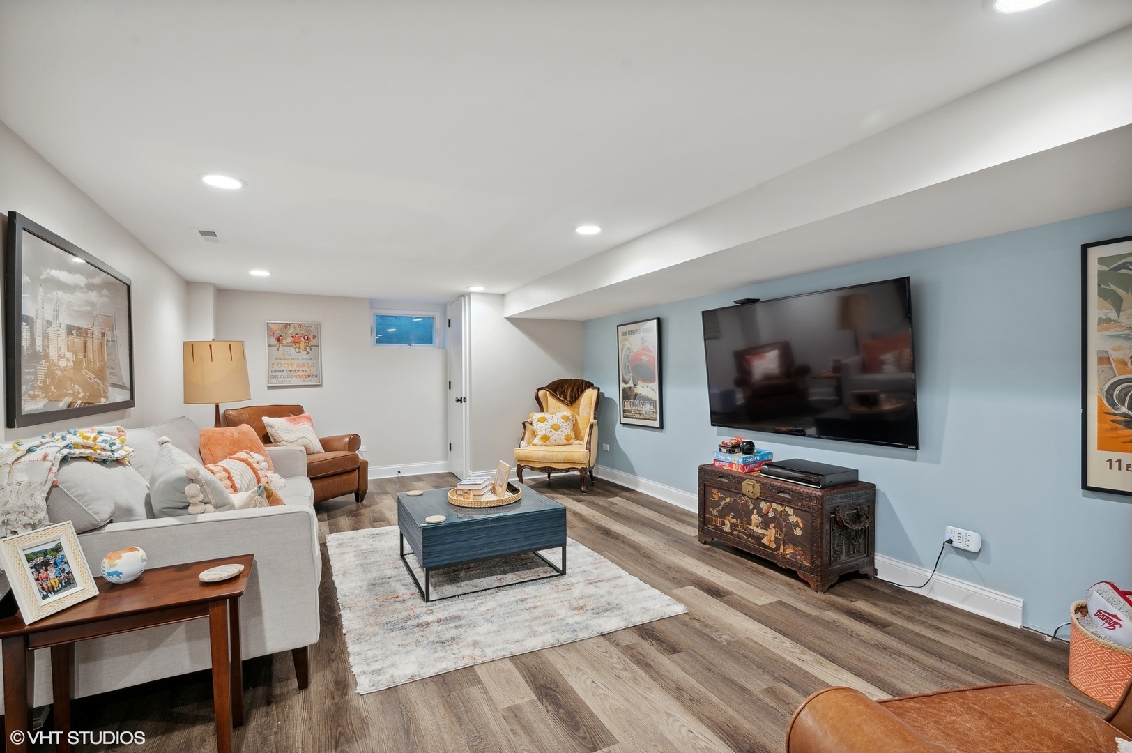 334 Sheridan Road Winnetka, IL 60093 - Photo 19 of 26 a living room with furniture and a flat screen tv