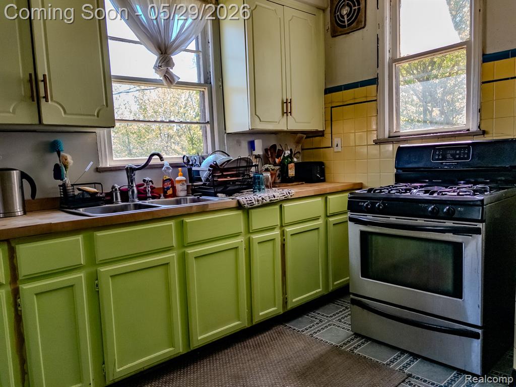 3010 Fischer Street Detroit, MI 48214 - Photo 14 of 36