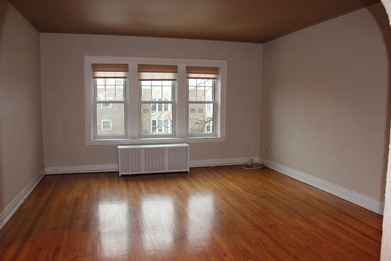 2 South Lincoln Avenue, Unit 3A Park Ridge, IL 60068 - Photo 5 of 26 a view of an empty room with wooden floor and a window