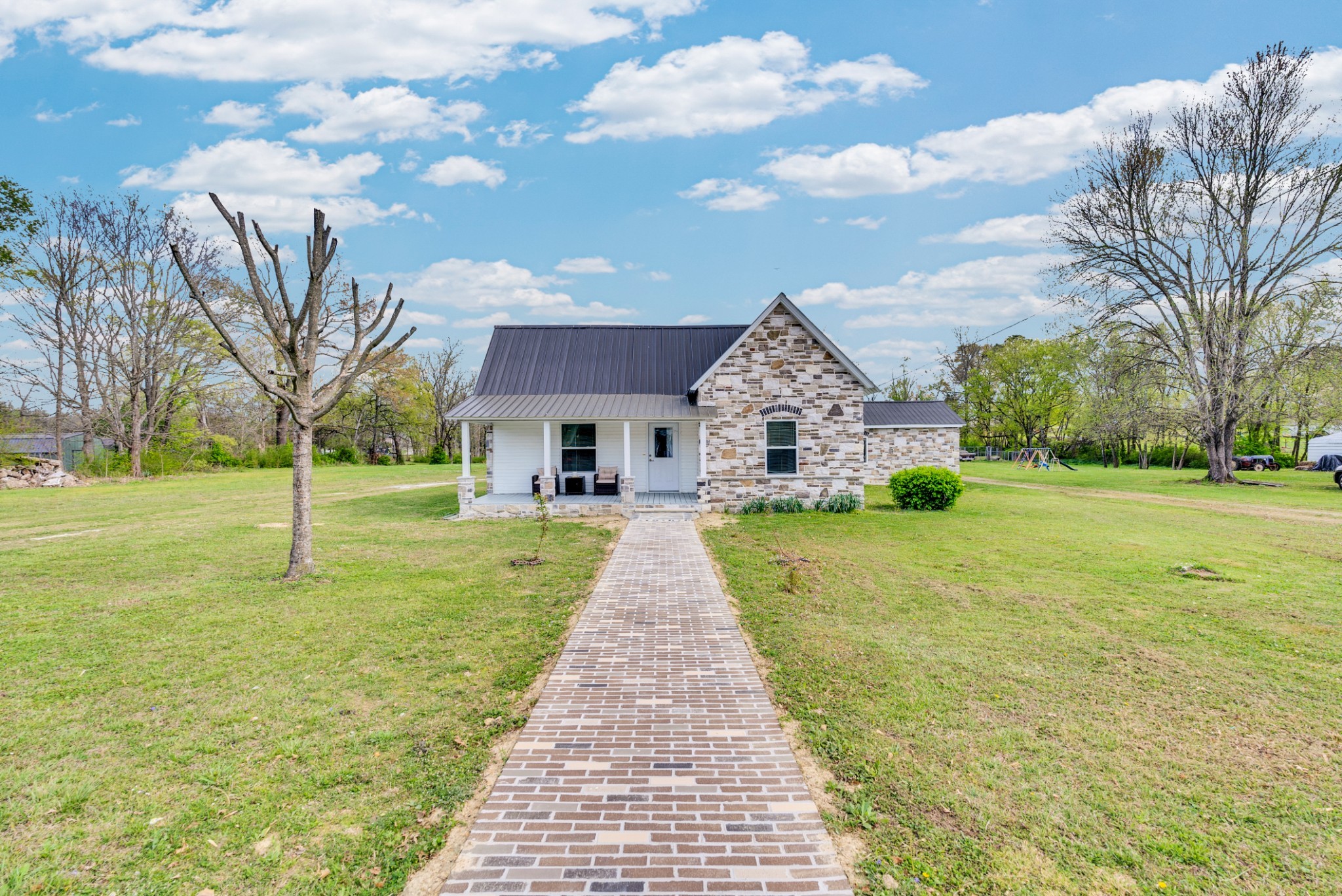 a view of a house with a yard