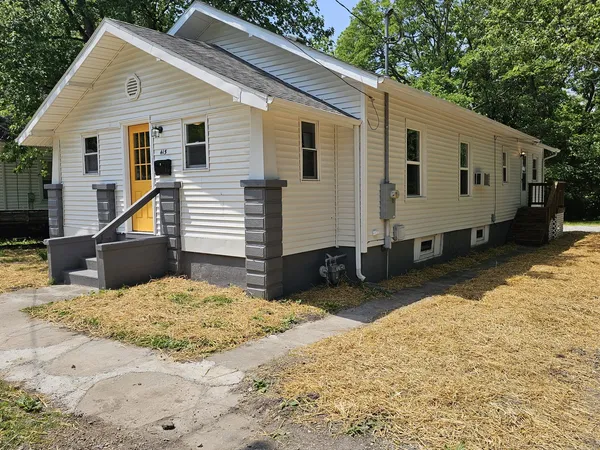 a view of a house with a yard