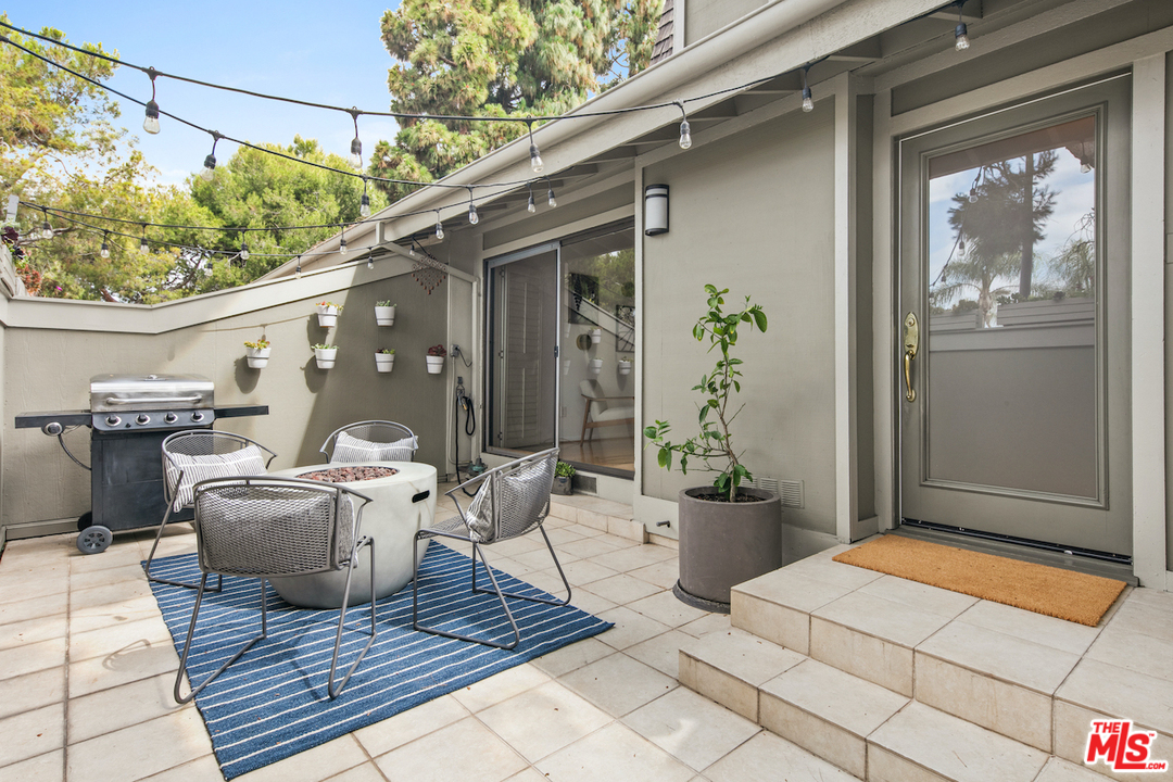 4340 Glencoe Avenue, Unit 2 Marina del Rey, CA 90292 - Photo 1 of 3 a living room with furniture
