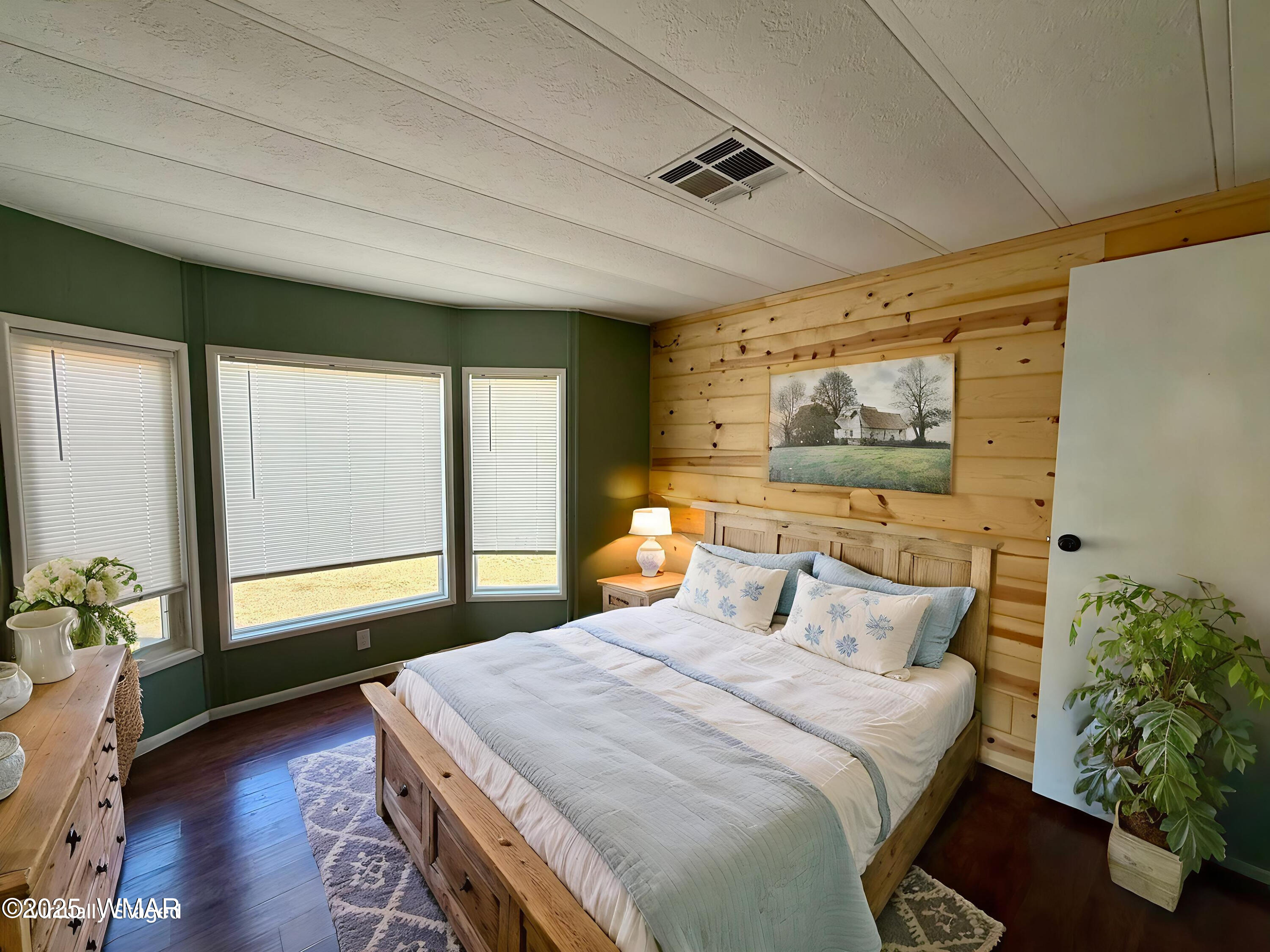 3908 South Freeman Holw Road Snowflake, AZ 85937 - Photo 18 of 31 a bedroom with a large bed and a large window