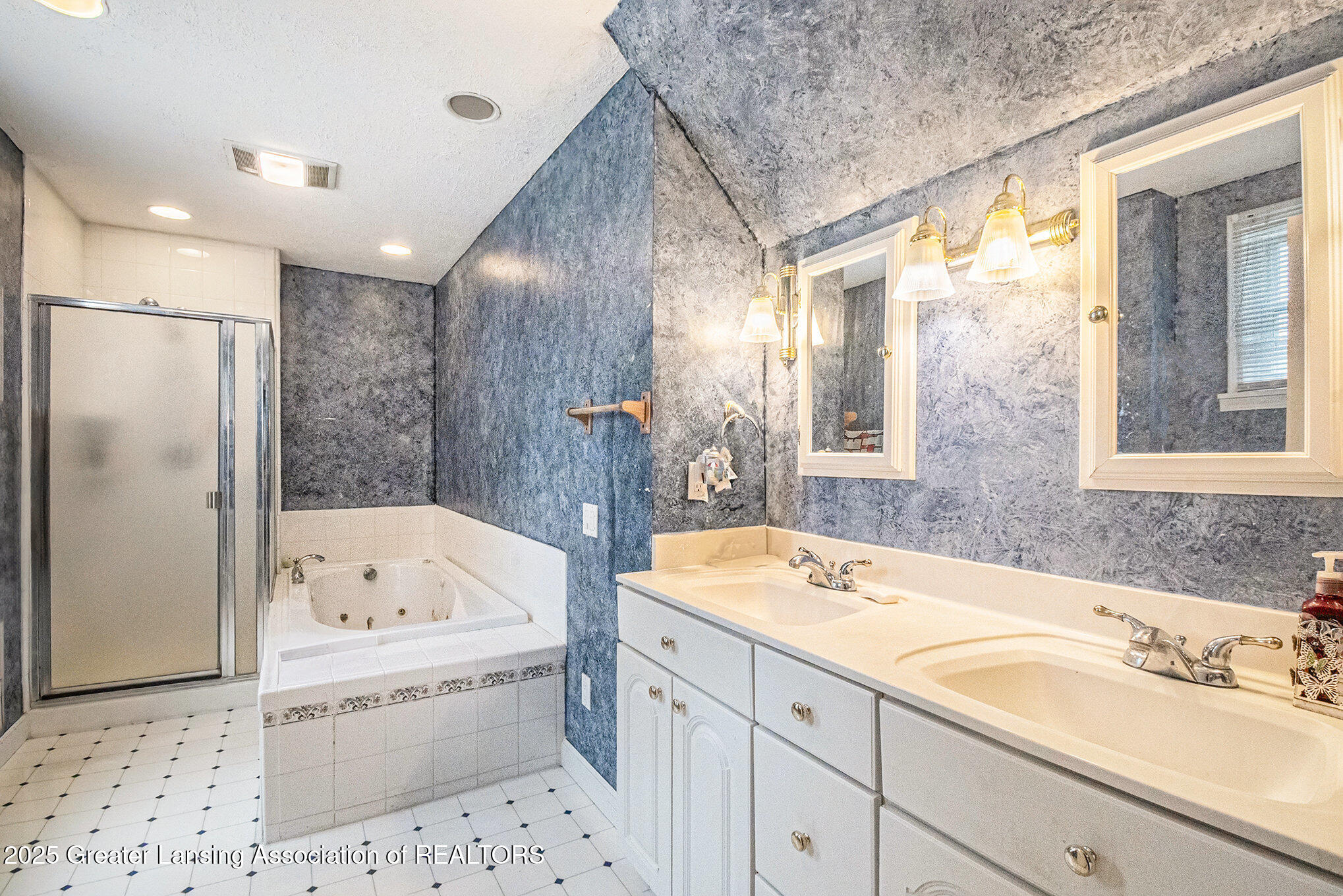 1028 Hagadorn Road Mason, MI 48854 - Photo 20 of 45 Primary Ensuite