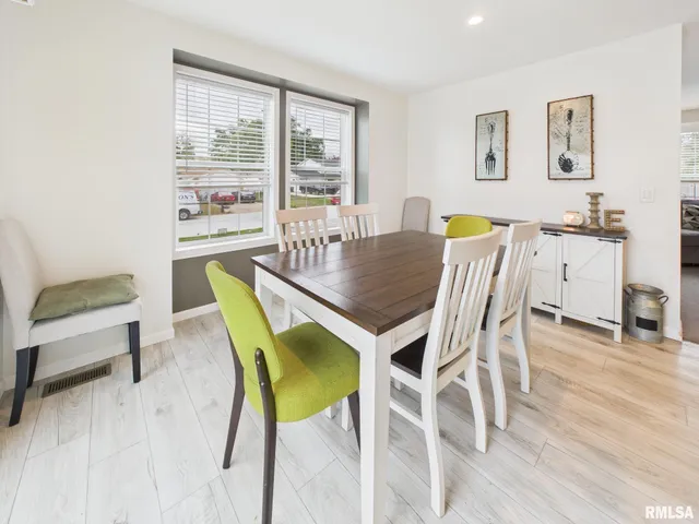 $274,900 | 1625 Ridgewood Court, Mount Zion, IL 62549