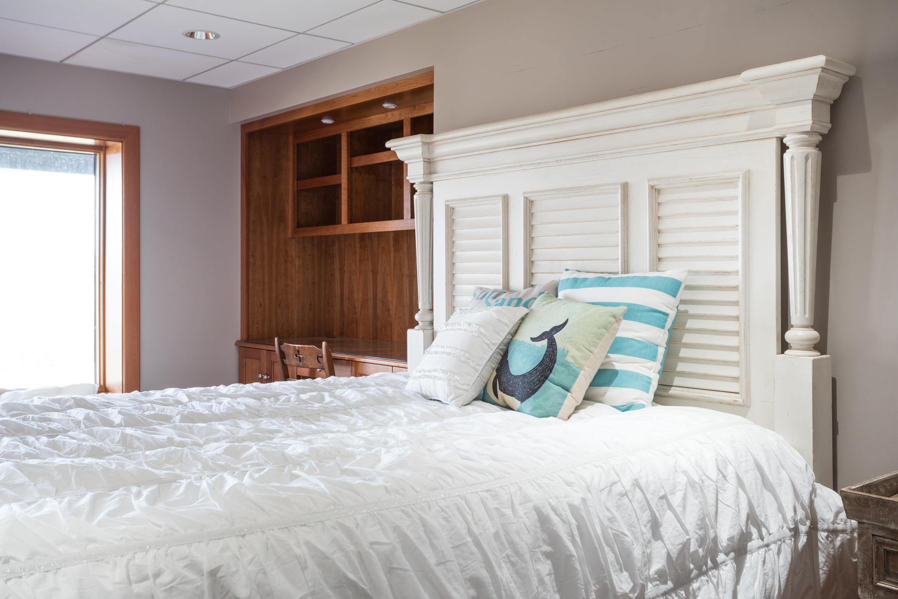 100 Freeman Lane Orleans, MA 02653 - Photo 28 of 34 a bedroom with a large bed and a window