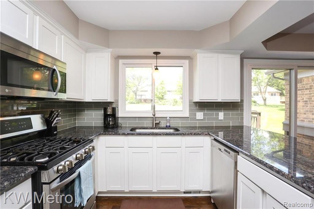 254 Slade Court Rochester Hills, MI 48307 - Photo 7 of 48 Gallery Image 7