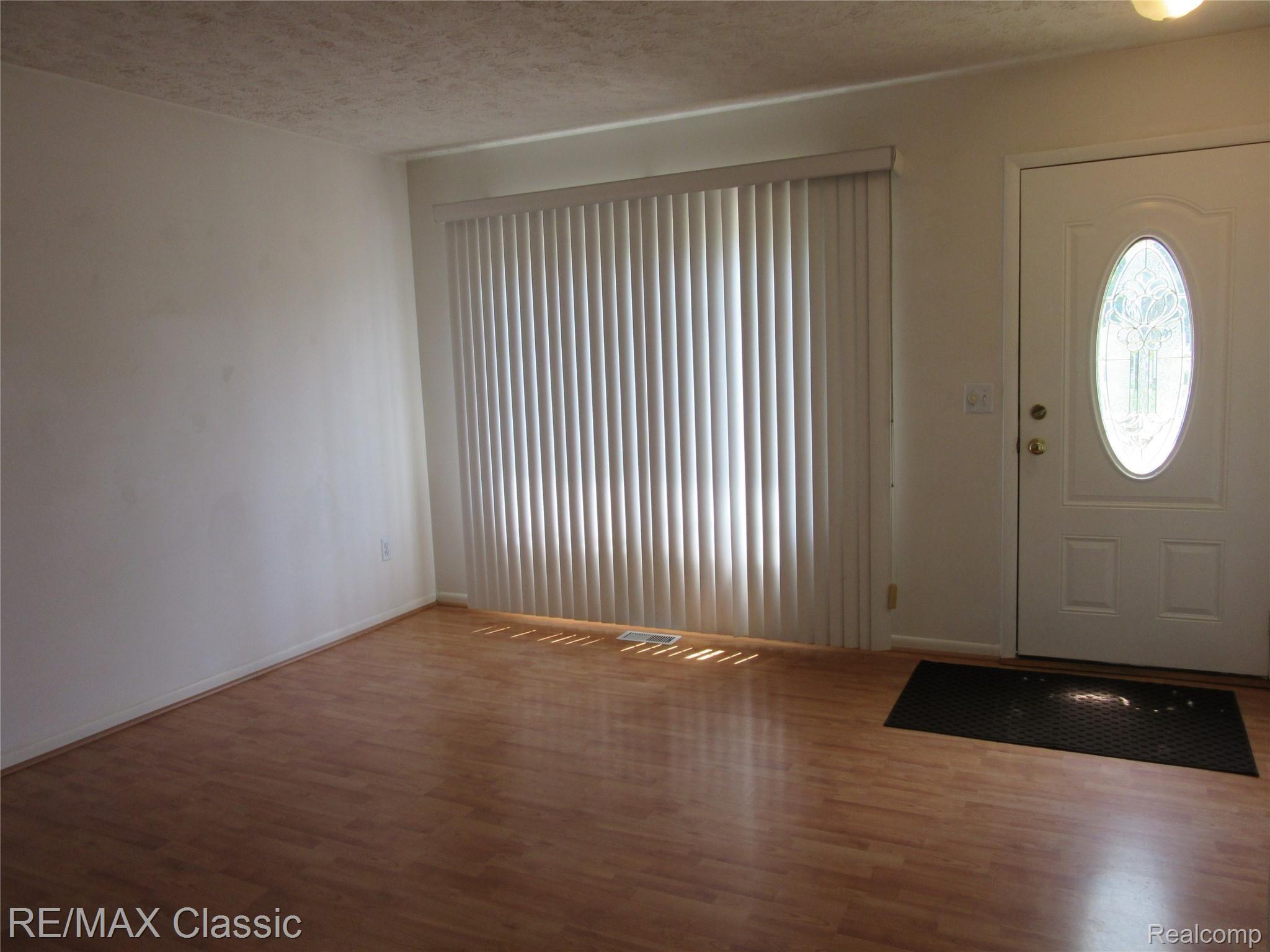 10415 Maple Road Hartland, MI 48353 - Photo 3 of 23 10415 Maple 003 (2).JPG
