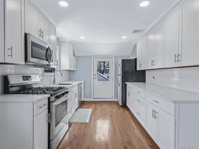 $3,300 | 69 Sheridan Avenue, Unit 2, Williston Park, NY 11596