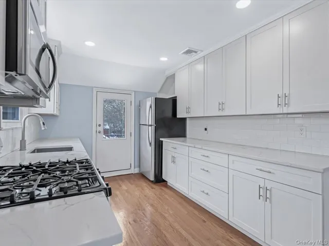 $3,300 | 69 Sheridan Avenue, Unit 2, Williston Park, NY 11596