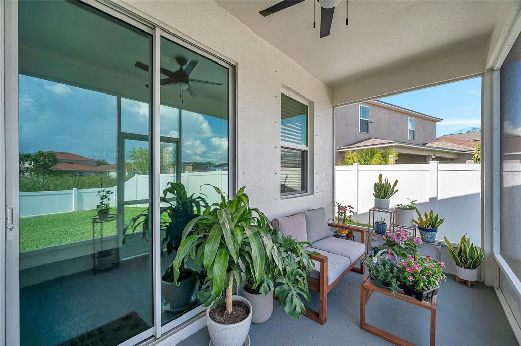 7523 Tangle Brook Boulevard Gibsonton, FL 33534 - Photo 28 of 35 a living room filled with furniture and a potted plant