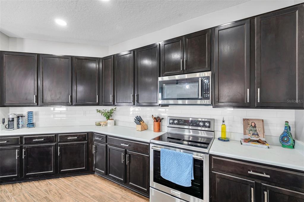 7523 Tangle Brook Boulevard Gibsonton, FL 33534 - Photo 8 of 35 a kitchen that has a sink and cabinets