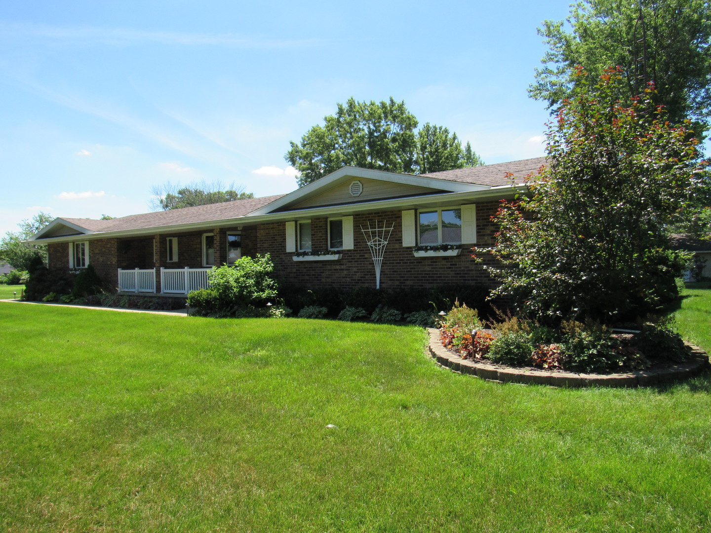 1027 West Kennedy Road Braidwood, IL 60408 - Photo 2 of 55 a front view of house with yard and green space