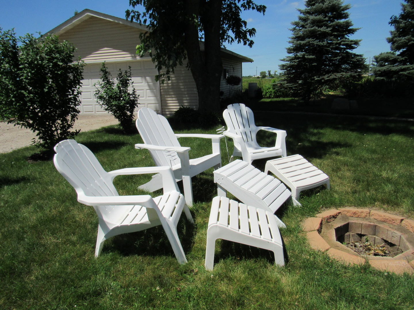 1027 West Kennedy Road Braidwood, IL 60408 - Photo 14 of 55 a view of a chairs and table in backyard of the house