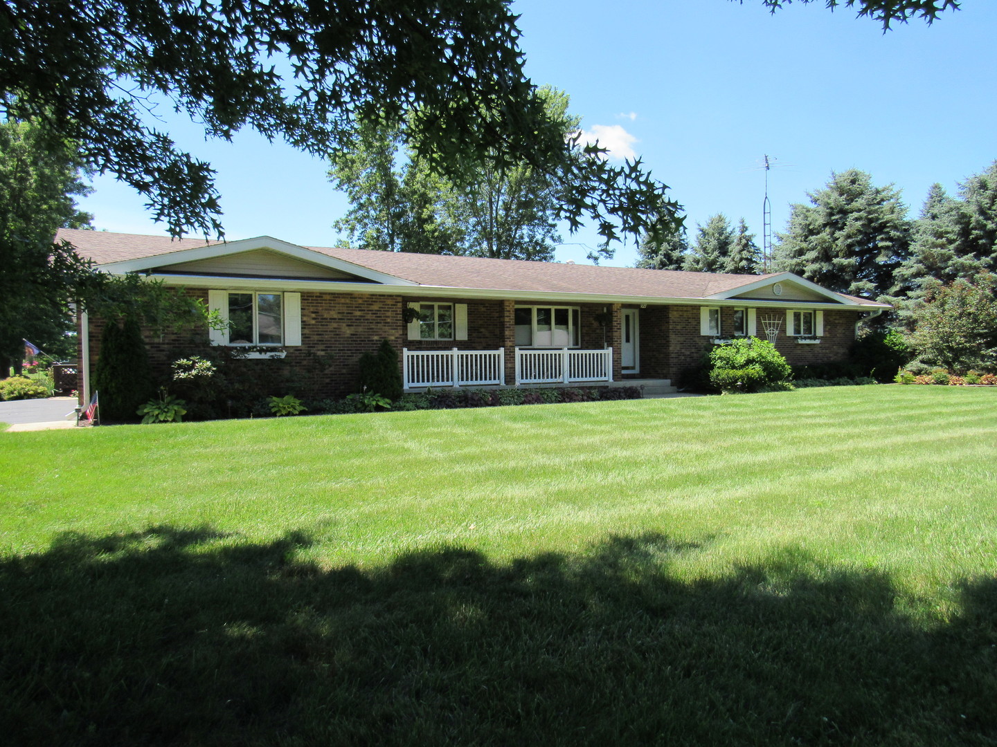 1027 West Kennedy Road Braidwood, IL 60408 - Photo 17 of 55 a view of a house with yard and sitting area