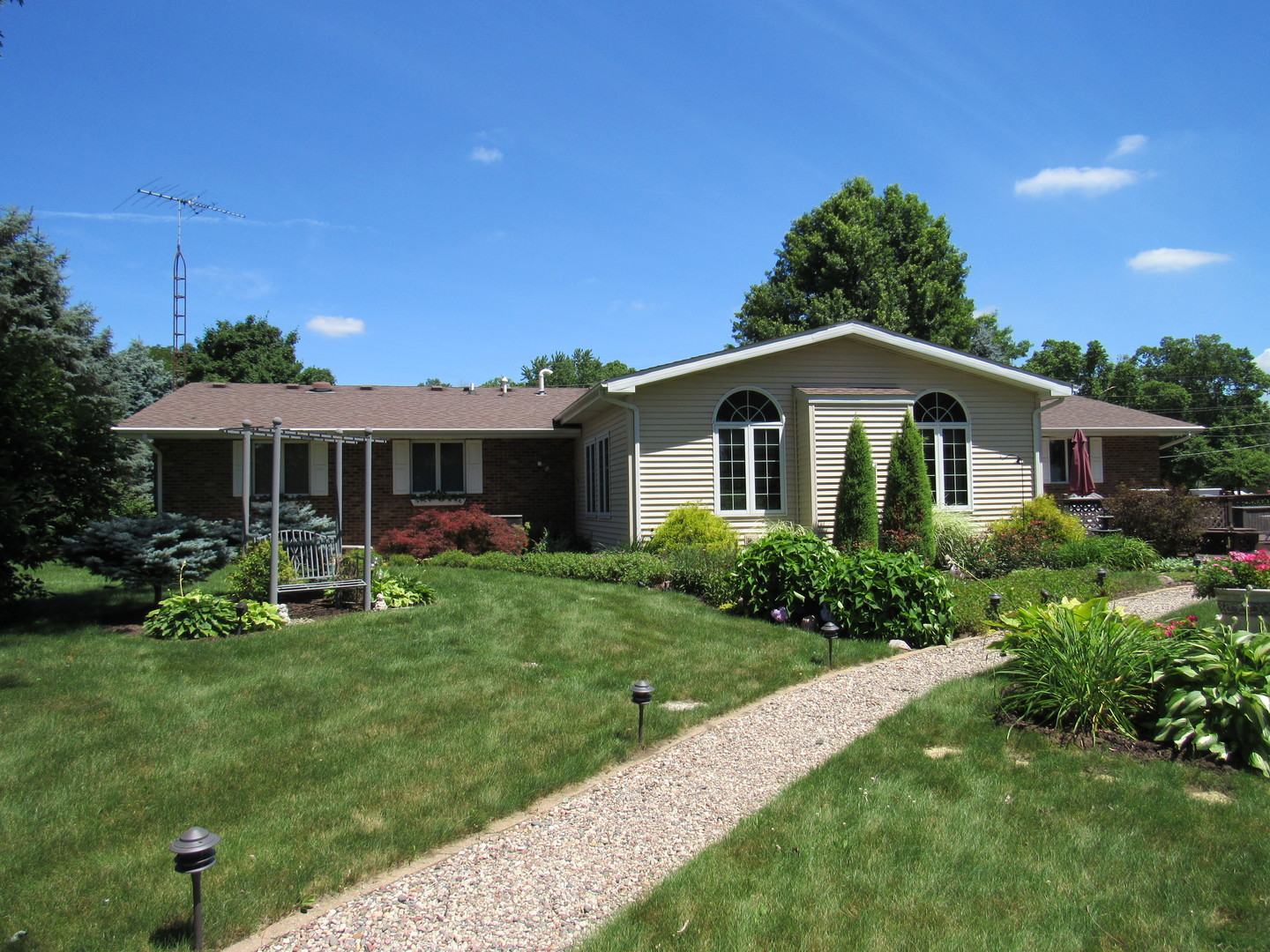 1027 West Kennedy Road Braidwood, IL 60408 - Photo 4 of 55 a front view of a house with a yard