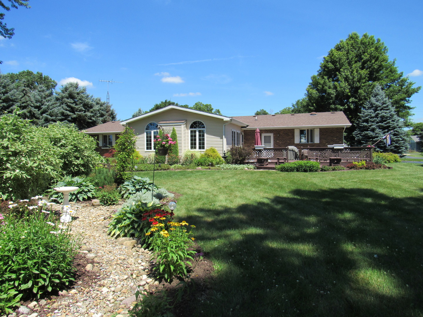 1027 West Kennedy Road Braidwood, IL 60408 - Photo 5 of 55 a front view of a house with a garden