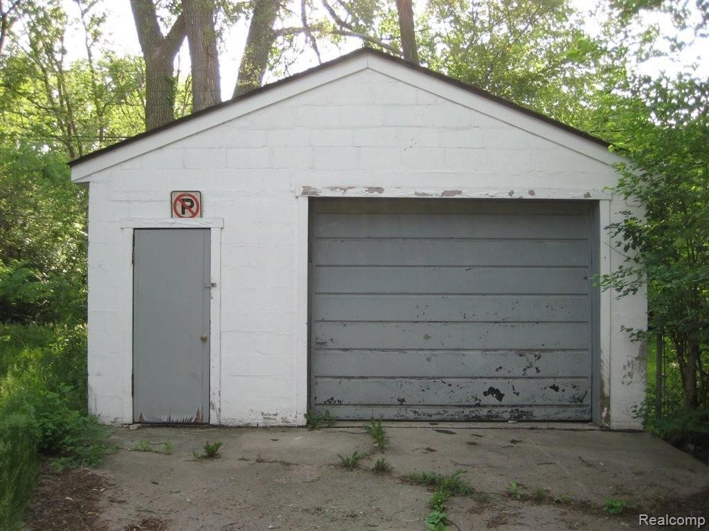 18968 Huntington Road Detroit, MI 48219 - Photo 10 of 10 Garage