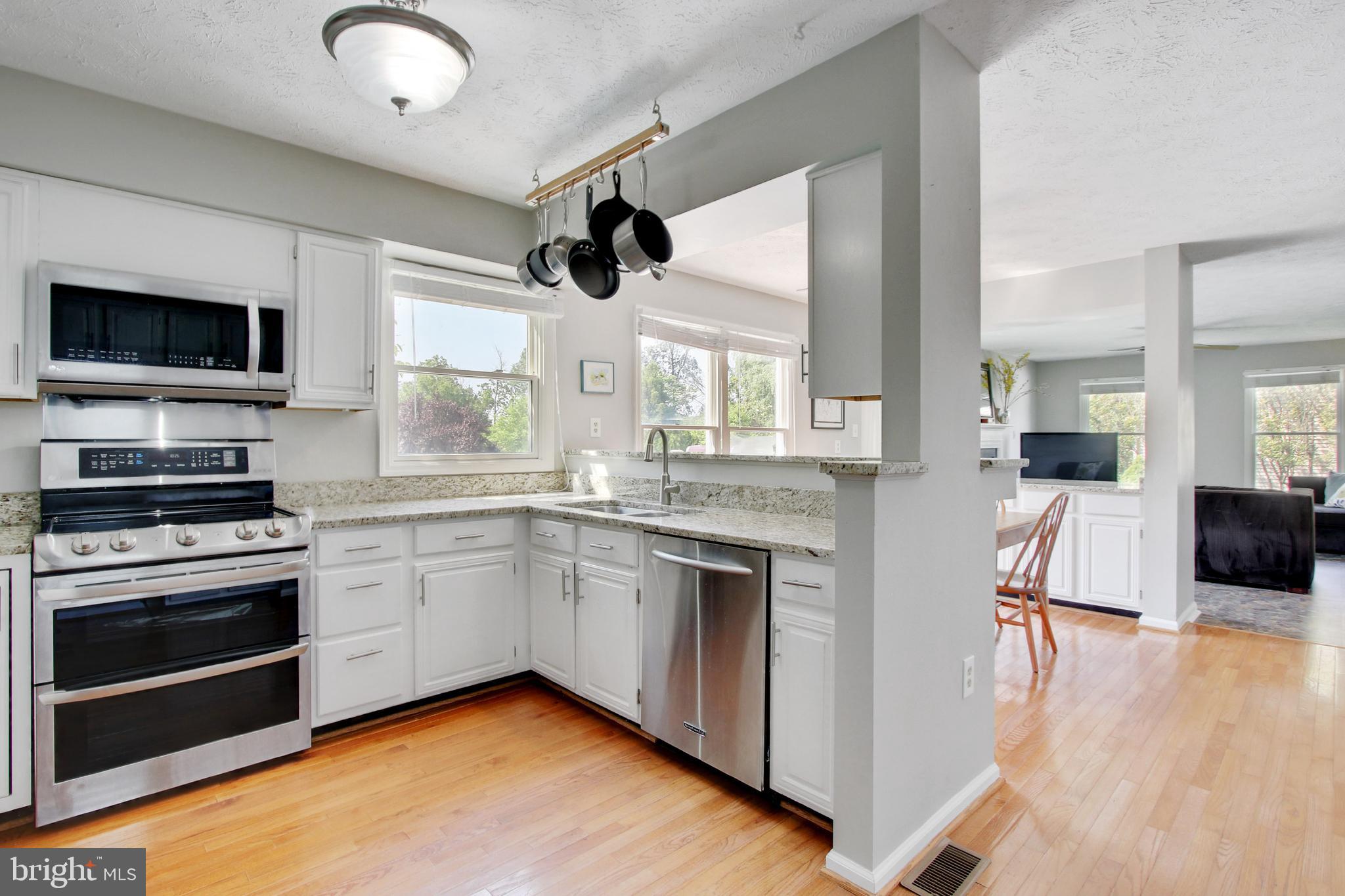 17107 Spates Hill Road Poolesville, MD 20837 - Photo 11 of 50 Gourmet kitchen! White cabinets